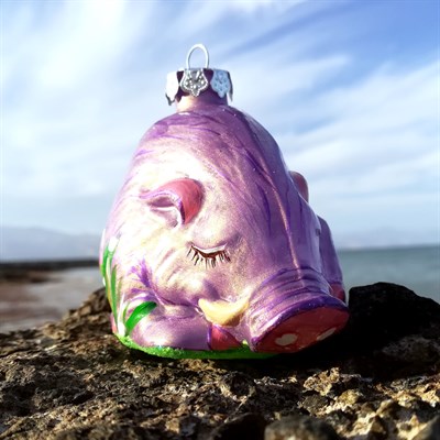 Кабан спящий в траве розовый -Ёлочная игрушка Glass Almazz - фото 5184