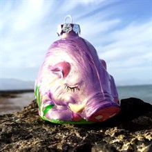 Кабан спящий в траве розовый -Ёлочная игрушка Glass Almazz